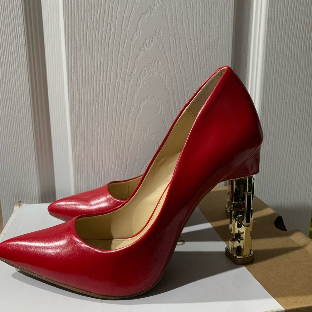 Katie Perry “The Suzzie”Chain heel pump